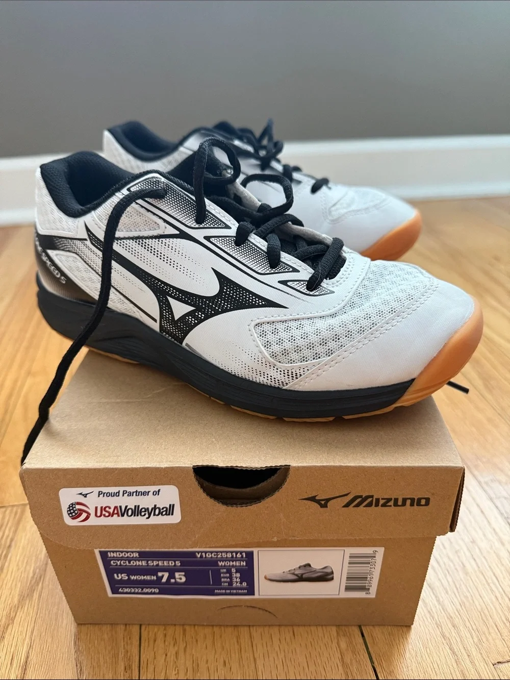 Mizuno White and Black Indoor Court Shoes with Gum Outsole